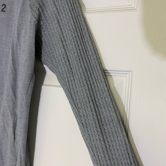 Abercrombie and Fitch grey long sleeve with waffle sleeves - Picture 2 of 2